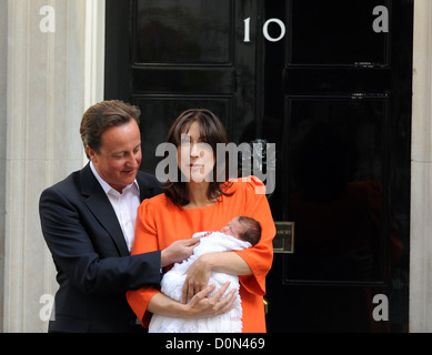 Il Primo Ministro David Cameron torna a Downing Street con sua moglie Samantha Cameron e il loro nuovo nato figlia Firenze Foto Stock