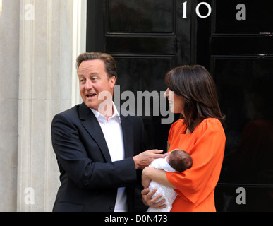 Il Primo Ministro David Cameron ritorna al 10 di Downing Street con sua moglie Samantha Cameron e il loro nuovo nato della figlia, Firenze Foto Stock