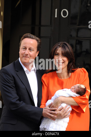 Il Primo Ministro David Cameron ritorna al 10 di Downing Street con sua moglie Samantha Cameron e il loro nuovo nato della figlia, Firenze Foto Stock