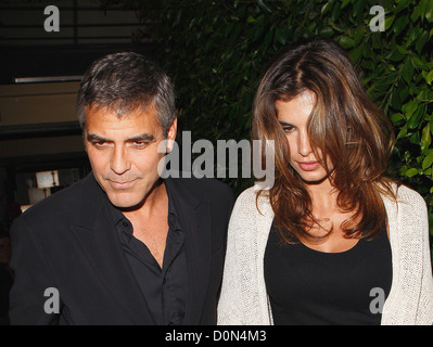 George Clooney e la fidanzata Elisabetta Canalis lasciando fa Ristorante in West Hollywood e Los Angeles, California - 02.09.10 Foto Stock