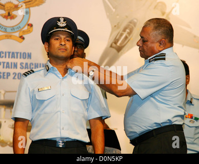 Sachin Tendulkar Honarary Rank del capitano del gruppo conferito a Cricketer Sachin Tendulkar dal capo della forza aerea indiana Air Chief Foto Stock