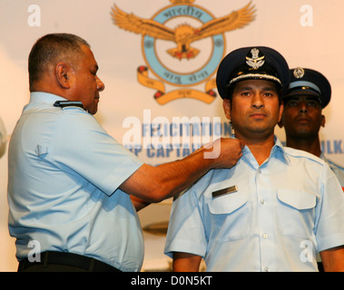 Sachin Tendulkar Honarary Rank del capitano del gruppo conferito a Cricketer Sachin Tendulkar dal capo della Airce indiano, capo dell'aria Foto Stock