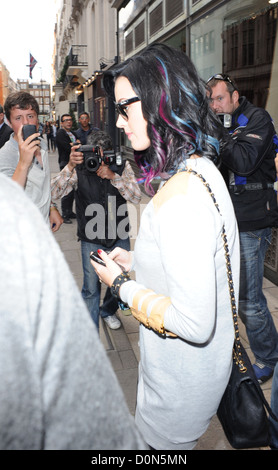 Katy Perry lasciando "Over Street Market' a Mayfair di Londra - Inghilterra Foto Stock