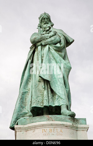 Budapest - il re Bela IV - dettaglio dal monumento del millennio in Piazza degli Eroi Foto Stock