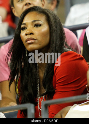 Serena Williams guarda la sorella gioca Venus Williams (US) compete contro Mandy Minella (LUX) durante una singolare femminile corrispondono Foto Stock