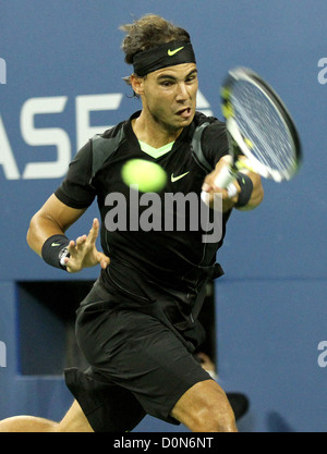 Rafael Nadal Rafael Nadal (ESP) compete contro v Denis Istomin (UZB) durante uomini singoli corrisponde al giorno 5 del 2010 US Open Foto Stock