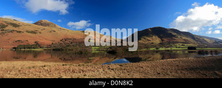 Whiteless Pike cadde, riflessa in Buttermere, Parco Nazionale del Distretto dei Laghi, Cumbria County, England, Regno Unito Foto Stock