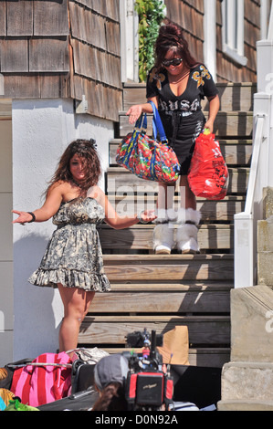 Nicole 'Snooki' Polizzi, Sara Cortese Snooki e Sara si accumulano enormi quantità di bagagli in fondo alle scale per il Foto Stock