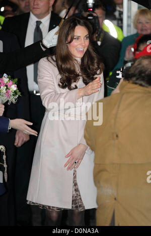 Peterborough,Cambridgeshire 28 novembre 2012 il Duca e la Duchessa di Cambridge visita ospedale della città, Peterborough,Cambridgsehire. Credito: Tim Scrivener / Alamy Live News Foto Stock