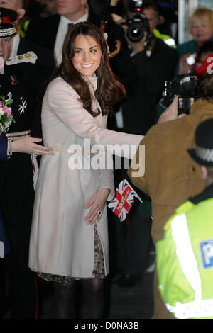 Peterborough,Cambridgeshire 28 novembre 2012 il Duca e la Duchessa di Cambridge visita ospedale della città, Peterborough,Cambridgsehire. Credito: Tim Scrivener / Alamy Live News Foto Stock