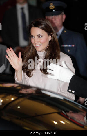 Peterborough,Cambridgeshire 28 novembre 2012 il Duca e la Duchessa di Cambridge visita ospedale della città, Peterborough,Cambridgsehire. Credito: Tim Scrivener / Alamy Live News Foto Stock