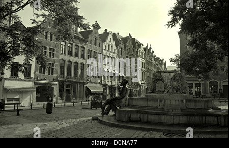 Bruxelles - Il Grasmarkt e Charles Buls fontana nella luce del mattino. Foto Stock