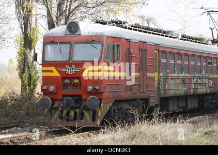 Sofia, Bulgaria; 27 Novembre, 2012. Una classe 32 Electric Multiple Unit (UEM) lasciando la stazione di Sofia. Questi emu sono state costruite negli anni settanta in Unione Sovietica e avrebbe dovuto essere sostituito da adesso, ma molti sono ancora in esecuzione su linee regionali. Credito: Johann Brandstatter / Alamy Live News Foto Stock