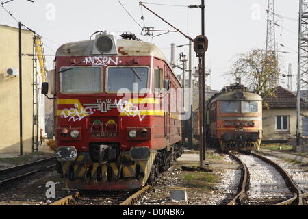 Sofia, Bulgaria; 27 Novembre, 2012. Una classe 32 Electric Multiple Unit (sinistra) e una classe 44 locomotore in Sofia deposito dei treni. Entrambi sono più di trenta anni, ma ancora in uso comune. Credito: Johann Brandstatter / Alamy Live News Foto Stock