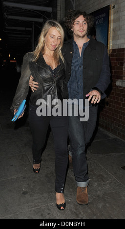 Sam Taylor-Wood e il suo fidanzato Aaron Johnson lasciando J Sheekey ristorante insieme. Londra, Inghilterra - 05.09.10 Foto Stock
