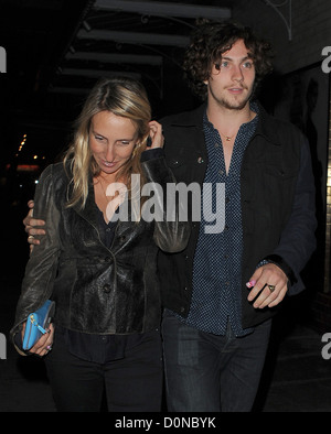 Sam Taylor-Wood e il suo fidanzato Aaron Johnson lasciando J Sheekey ristorante insieme. Londra, Inghilterra - 05.09.10 Foto Stock