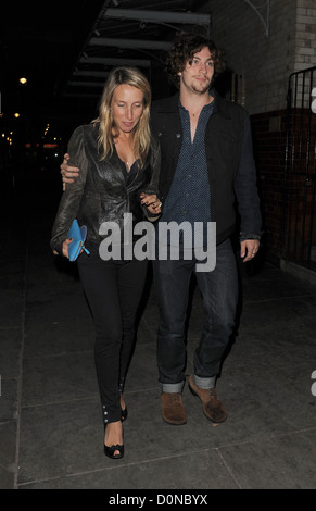 Sam Taylor-Wood e il suo fidanzato Aaron Johnson lasciando J Sheekey ristorante insieme. Londra, Inghilterra - 05.09.10 Foto Stock