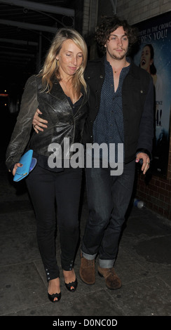 Sam Taylor-Wood e il suo fidanzato Aaron Johnson lasciando J Sheekey ristorante insieme. Londra, Inghilterra - 05.09.10 Foto Stock
