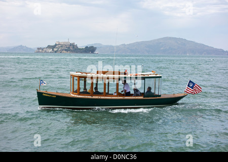 Taxi acqueo, Isola di Alcatraz in background. San Francisco, California Foto Stock