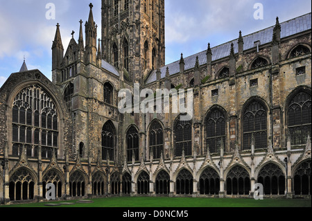 Il grande chiostro della Cattedrale di Canterbury nella città medievale di Canterbury Kent, Sud Inghilterra, Regno Unito Foto Stock