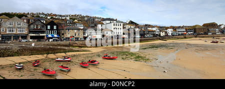Immagine panoramica, pesca barche nel porto, St Ives town, St Ives Bay, Cornwall County; Inghilterra; Regno Unito Foto Stock