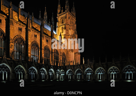 Il Chiostro Grande e Bell Harry Torre della cattedrale di Canterbury durante la notte, Kent, England, Regno Unito Foto Stock