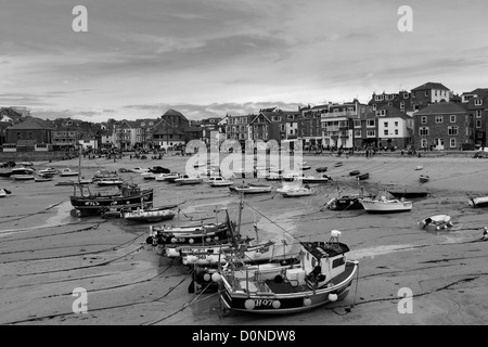 Bianco e nero immagine panoramica, pesca barche nel porto, St Ives town, St Ives Bay, Cornwall County; Inghilterra; Regno Unito Foto Stock