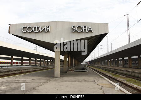 Sofia, Bulgaria; 27 Novembre, 2012. Piattaforma di Sofia e la stazione ferroviaria centrale. Poiché la maggior parte dei treni passeggeri non sono riscaldati durante l'inverno, subiscono ritardi cronica, sono mal mantenuta e incidenti hanno regolarmente, più e più bulgari scegliere autobus per i loro viaggi. Credito: Johann Brandstatter / Alamy Live News Foto Stock