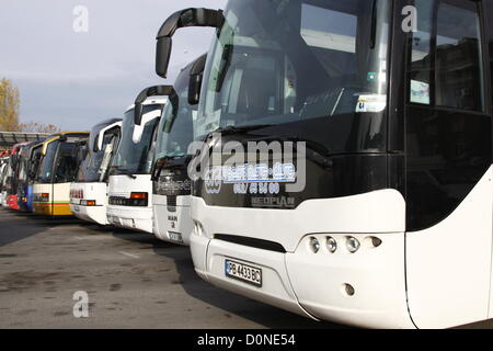 Sofia, Bulgaria; 27 Novembre, 2012. Varie decine di bus nazionale ed internazionale le imprese offrono pianificato viaggi in bus più veloce e più conveniente che le ferrovie dello stato. Destinazioni comprendono Berlino, Vienna e Istanbul, la tariffa di ritorno per un viaggio da Sofia a Istanbul si trova a soli € 47. Credito: Johann Brandstatter / Alamy Live News Foto Stock