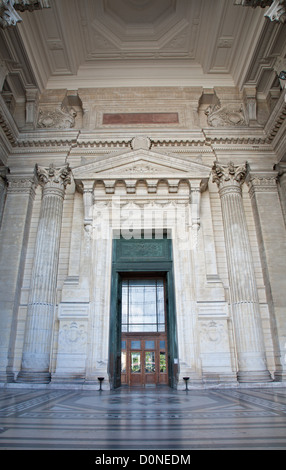 Bruxelles - 22 giugno: Neoclasical vestiubule del palazzo di giustizia. Il palazzo fu costruito tra il 1866 e il 1883 in stile eclettico con ar Foto Stock