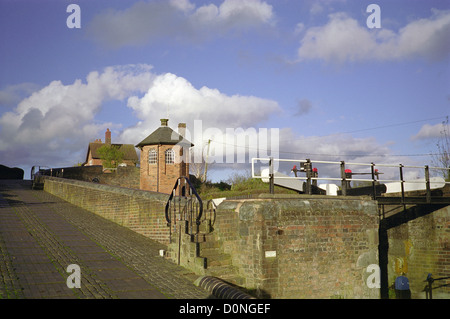 Serrature Bratch & Toll House, Staffordshire & Worcestershire Canal, Wombourne, Staffordshire, England, Regno Unito Foto Stock