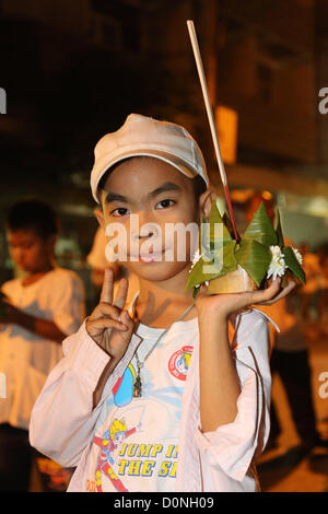 Chiang Mai, Thailandia. Il 28 novembre 2012. Ragazzo con un krathong in parata per la Loy Krathong Festival, Chiang Mai, Thailandia. Credito: Paul Brown / Alamy Live News Foto Stock