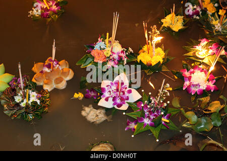 Chiang Mai, Thailandia. Il 28 novembre 2012. Rilasciando kratongs nel fiume Ping all'Loy Krathong Festival, Chiang Mai, Thailandia. Credito: Paul Brown / Alamy Live News Foto Stock