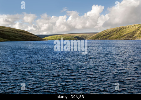 Serbatoio Claerwen a Elan valley, Powys, metà del Galles, Regno Unito nella giornata di sole Foto Stock