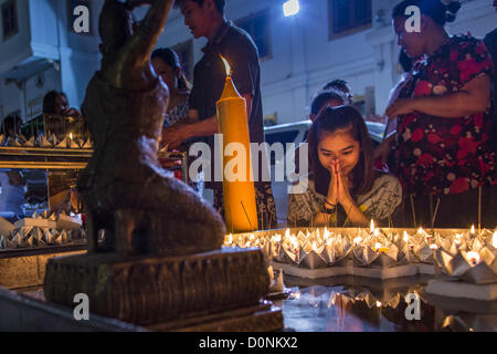 Nov. 28, 2012 - Bangkok, Thailandia - una donna che prega in una piccola piscina dopo il suo flottante krathong al Wat Yannawa. Loy Krathong ha luogo la sera della luna piena del dodicesimo mese in tailandese tradizionale calendario lunare. Thais lanciare loro krathong sulle rive di un fiume, canal o un laghetto, la realizzazione di un desiderio di farlo. (Credito Immagine: © Jack Kurtz/ZUMAPRESS.com) Foto Stock