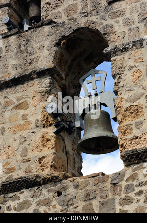 Campana con un motore elettrico. Monasterio de Santo Toribio de Liébana. Camaleño, Cantabria, Spagna. Foto Stock