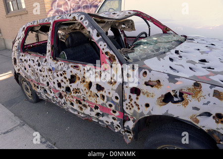 Un proiettile riddled auto una volta usato in un arte di Toronto l'installazione. Foto Stock