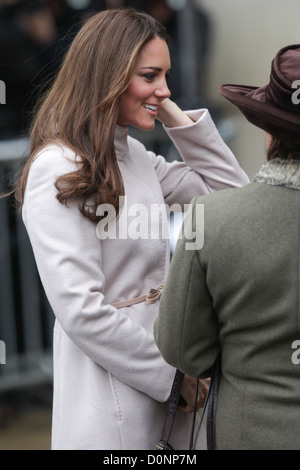 La Duchessa di Cambridge e il principe William alla loro prima visita a Cambridge Mercoledì 28 Novembre 2012. Foto Stock