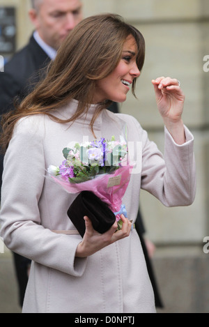 La Duchessa di Cambridge e il principe William alla loro prima visita a Cambridge Mercoledì 28 Novembre 2012. Foto Stock