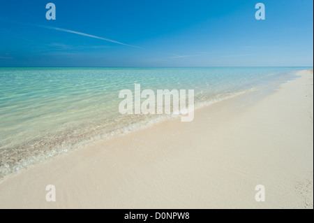 Vista da una bella spiaggia tropicale su una remota isola deserta Foto Stock