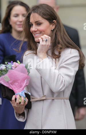 La Duchessa di Cambridge e il principe William alla loro prima visita a Cambridge Mercoledì 28 Novembre 2012. Foto Stock