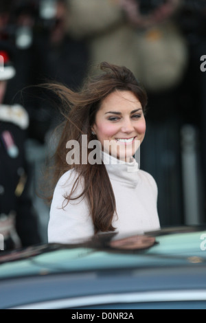 La Duchessa di Cambridge dopo la sua visita a Peterborough City Hospital il 28 novembre 2012. Foto Stock