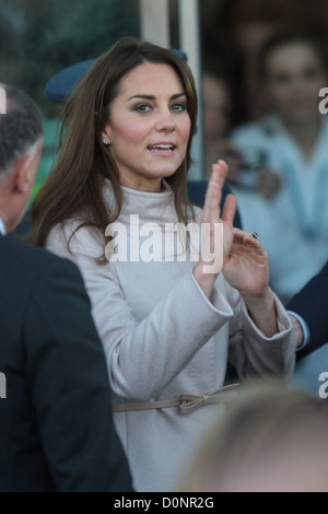 La Duchessa di Cambridge dopo la sua visita a Peterborough City Hospital il 28 novembre 2012. Foto Stock