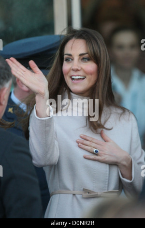 La Duchessa di Cambridge dopo la sua visita a Peterborough City Hospital il 28 novembre 2012. Foto Stock