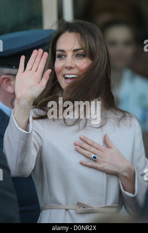 La Duchessa di Cambridge dopo la sua visita a Peterborough City Hospital il 28 novembre 2012. Foto Stock