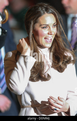 La Duchessa di Cambridge dopo la sua visita a Peterborough City Hospital il 28 novembre 2012. Foto Stock