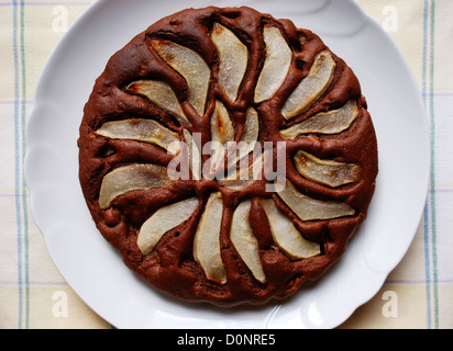 In casa torta al cioccolato con le pere tagliate a fette sulla parte superiore Foto Stock