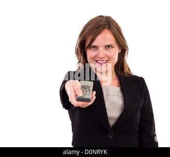 Giovane donna di business utilizzando il telecomando del TV isolato su sfondo bianco Foto Stock