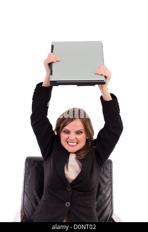 Arrabbiato imprenditrice gettando il suo computer portatile su bianco Foto Stock