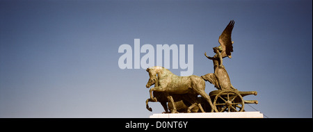 La statua della dea Victoria a cavallo su quadrigas, che si affaccia su Roma sulla parte superiore dell'Emmanuel monumento. Roma, Italia. Foto Stock